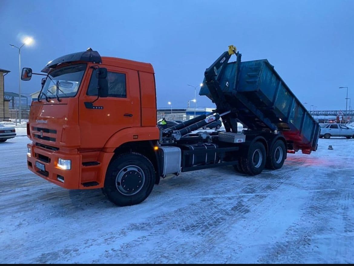 КАМАЗ с погрузкой синего контейнера