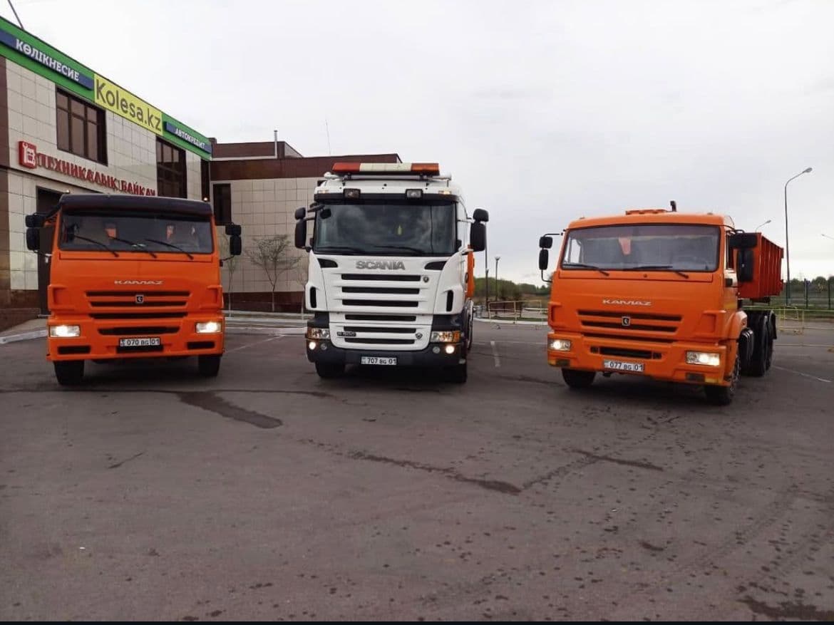Три грузовика КАМАЗ и Scania